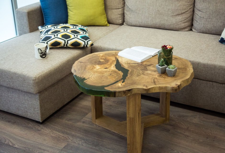 Журнальный столик из среза дерева