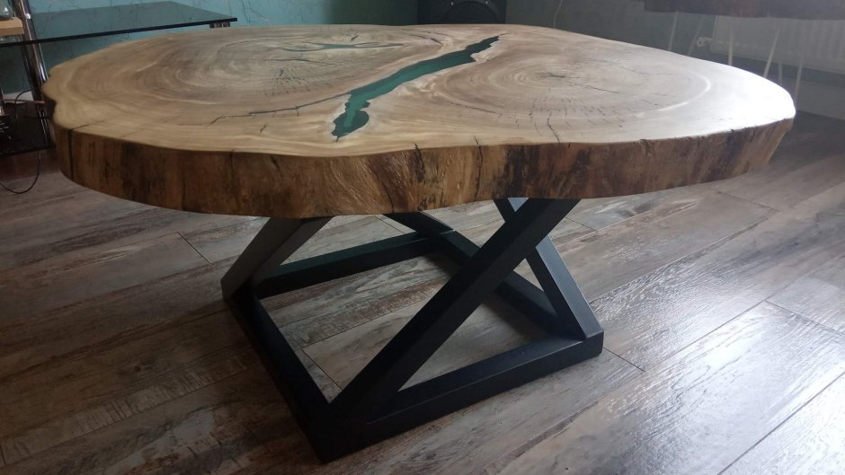 Круглый стол из дерева в стиле лофт