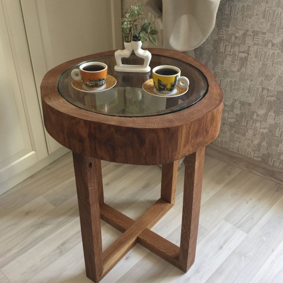 Столик из дерева