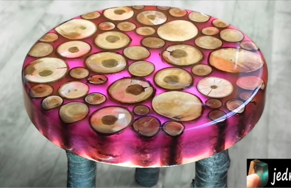 Табуретки из эпоксидной смолы и дерева