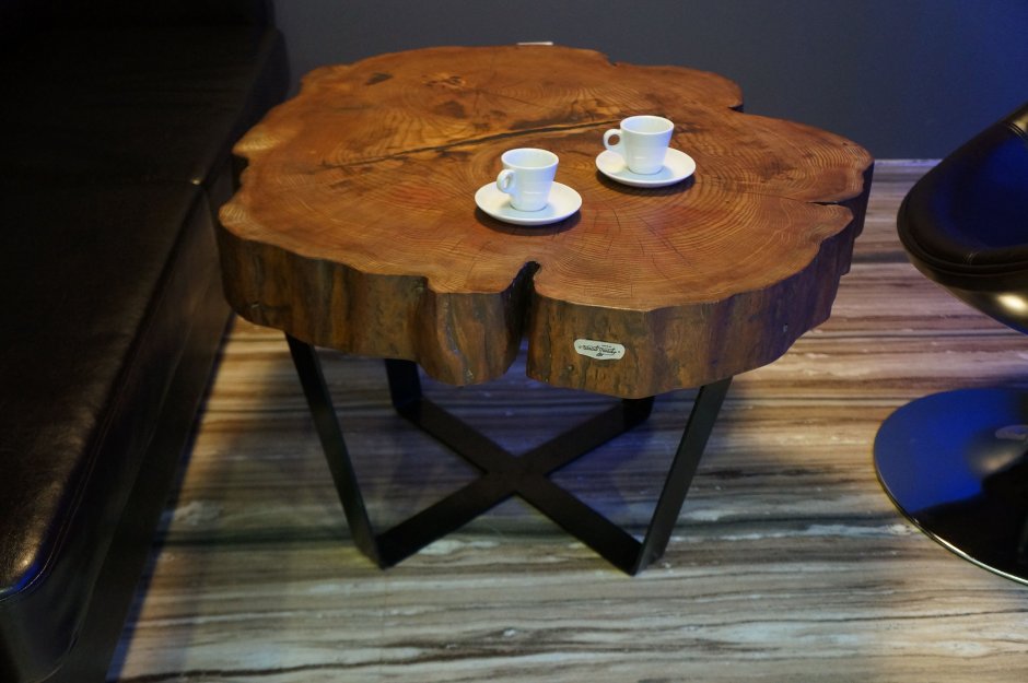 Стол из большого спила дерева