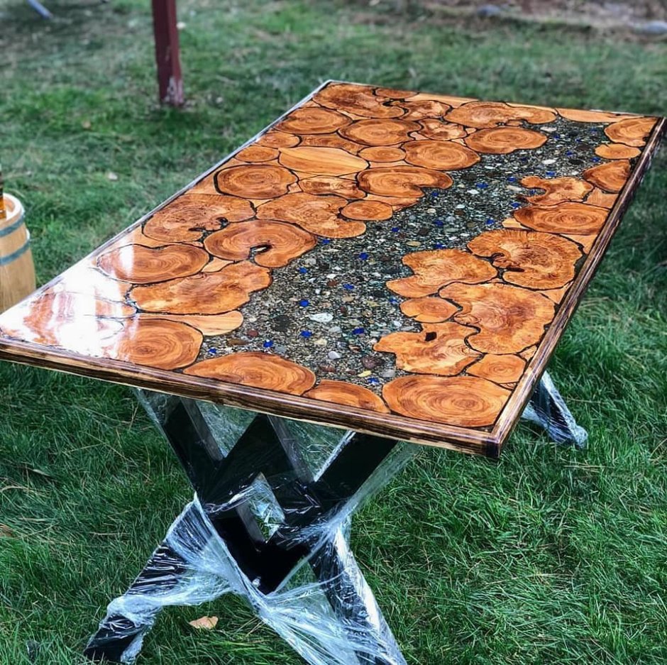 Стол из спилов и эпоксидной смолы