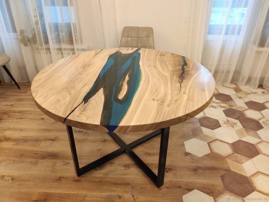 Круглый стол из слэба карагача
