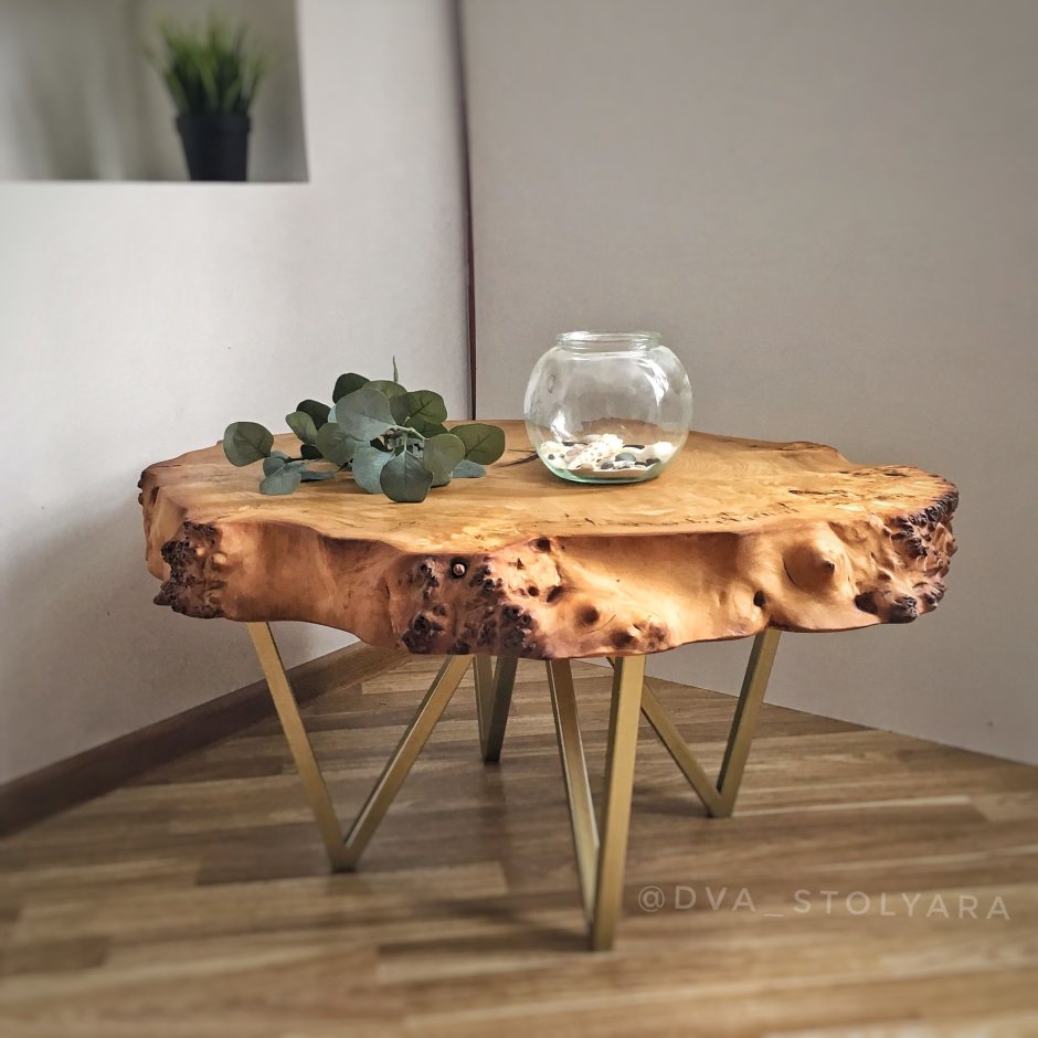 Стол из спила дерева в интерьере