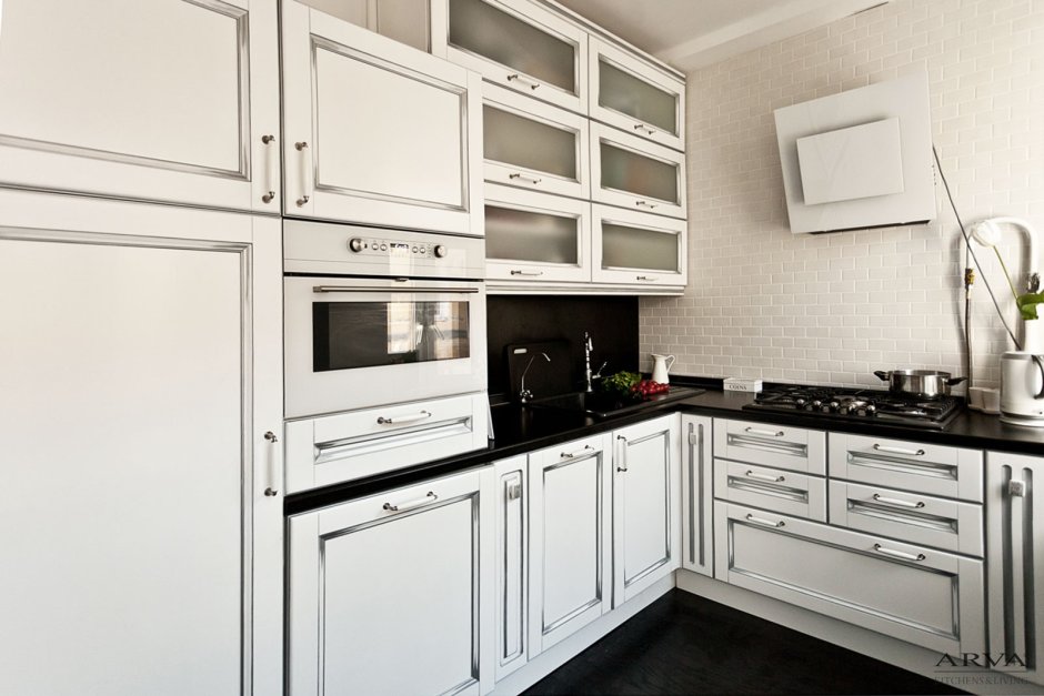 Белая кухня Неоклассика патина серебро