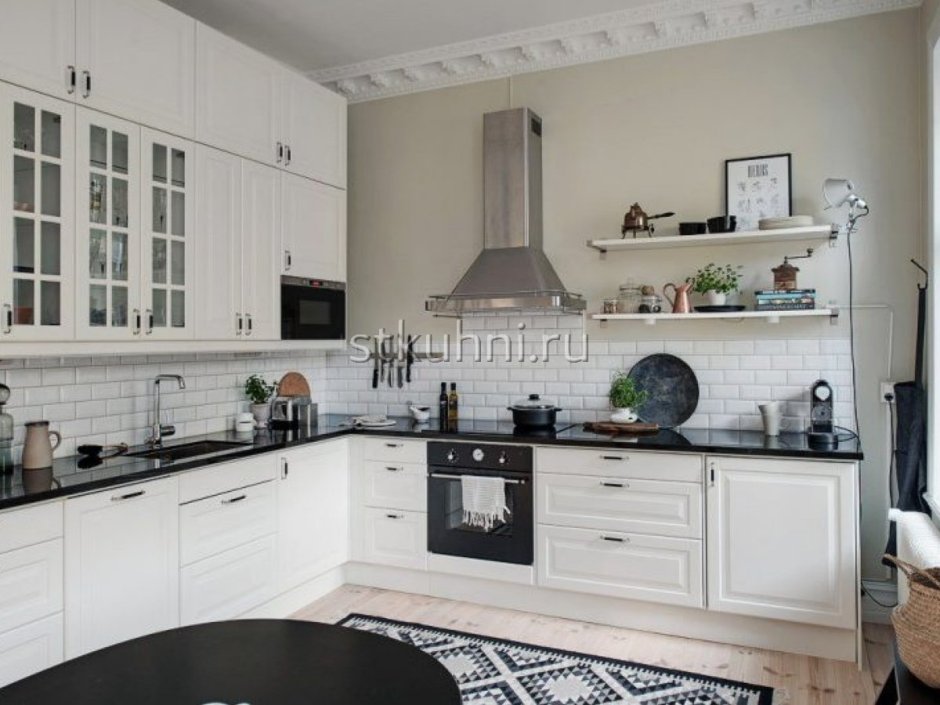 Кухня в скандинавском стиле с черной столешницей