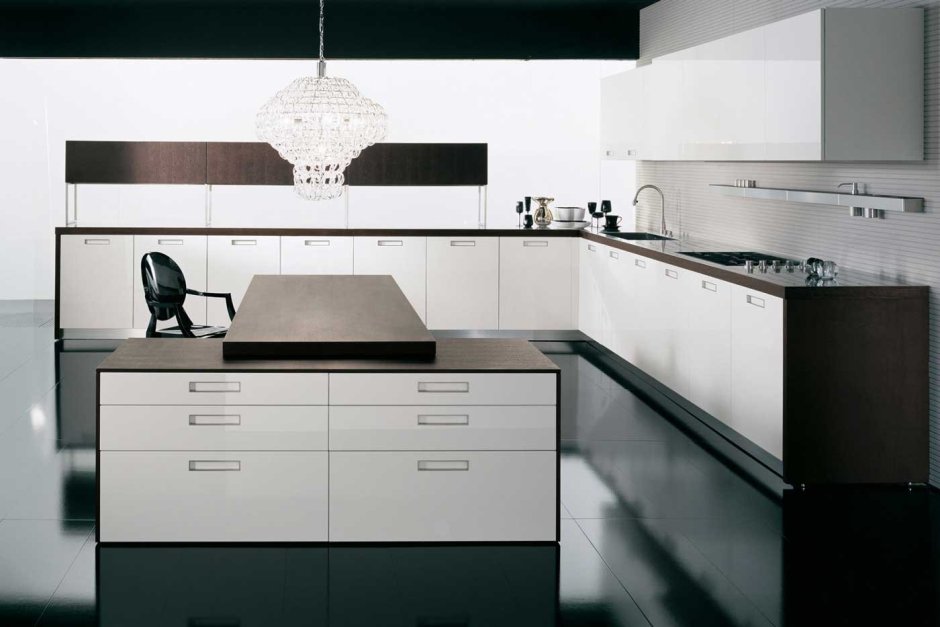 Белая кухня с черными ручками