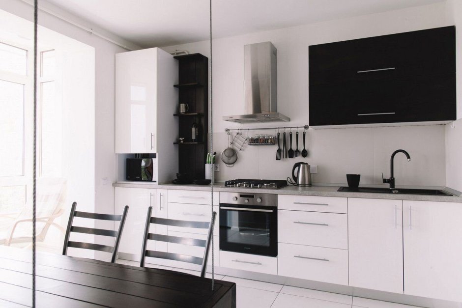 Белая кухня с черной столешницей