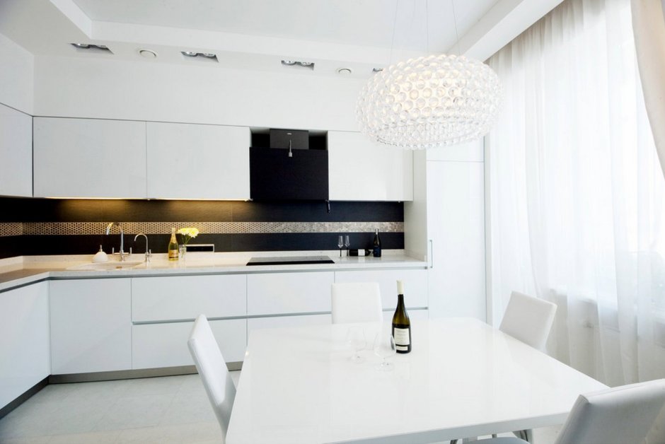 Белая кухня с черной техникой