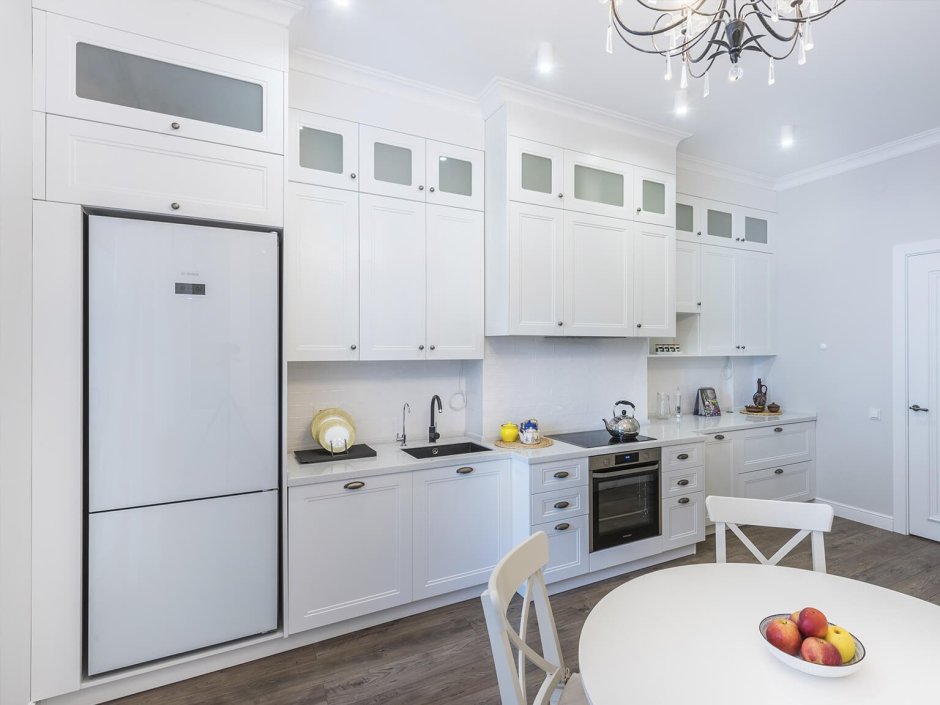 Белая кухня с черными ручками
