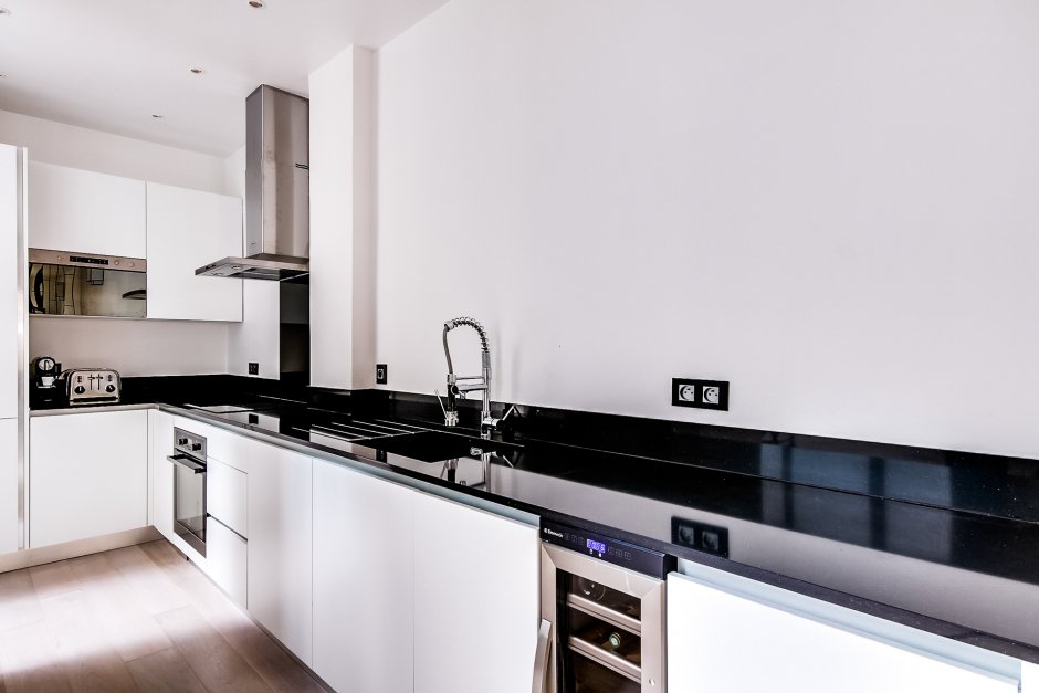 Белая кухня с черными ручками
