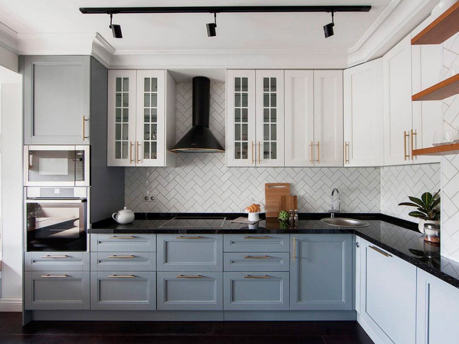 Маленькая белая глянцевая кухня