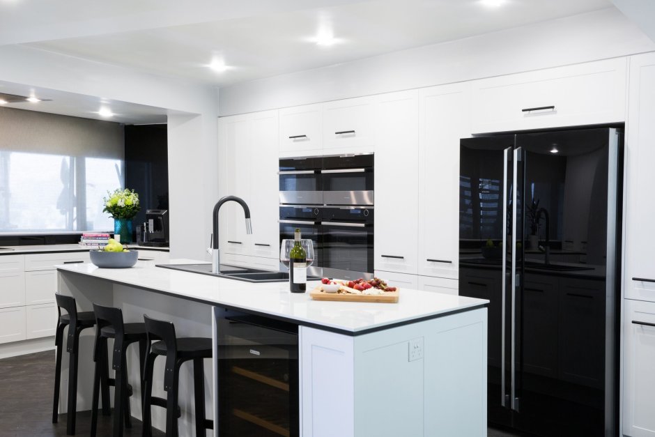 Стильная черно белая кухня