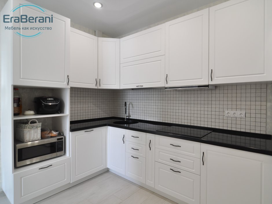 Белая кухня с черным фартуком