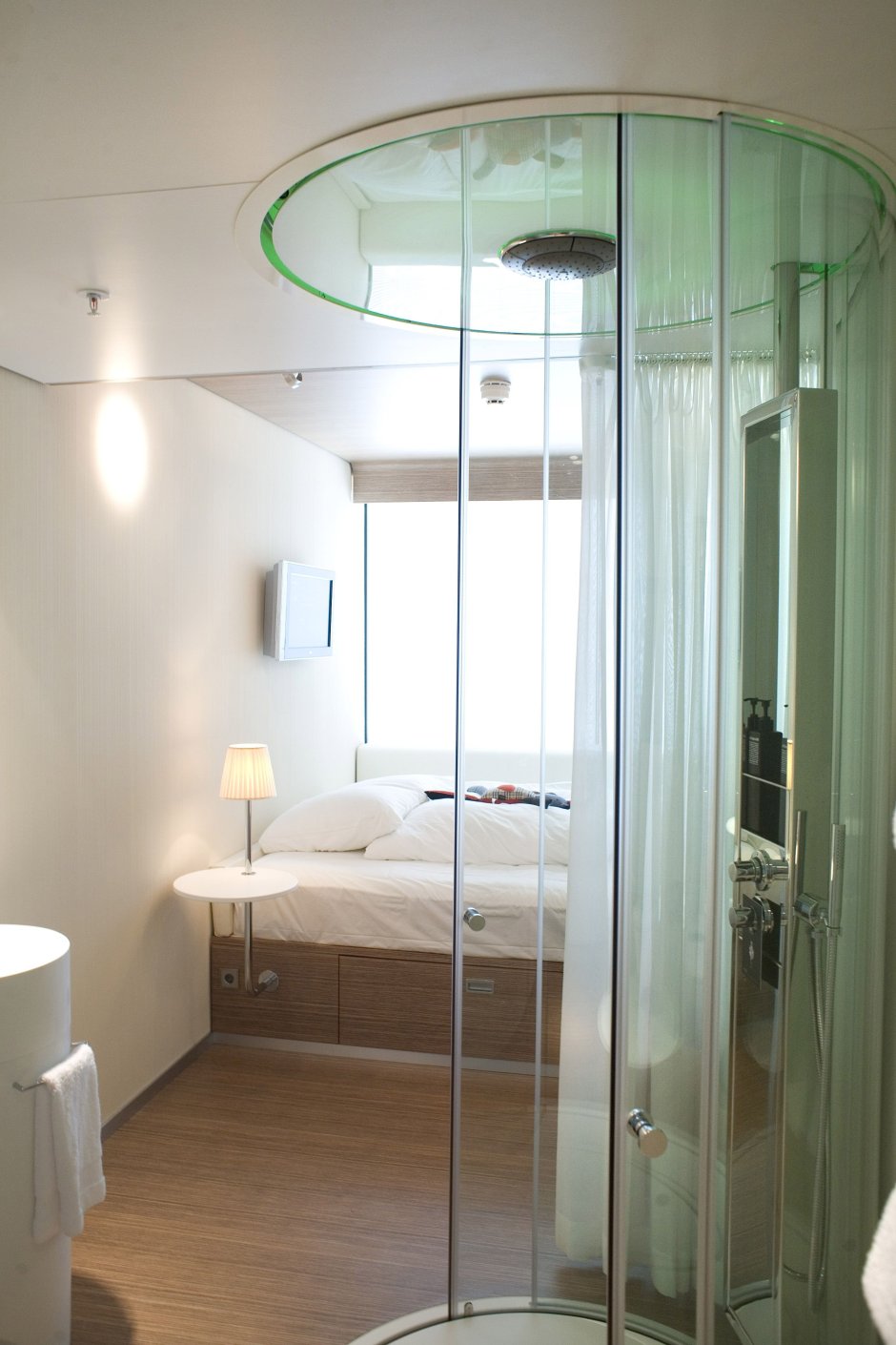 Душевая кабина в спальне