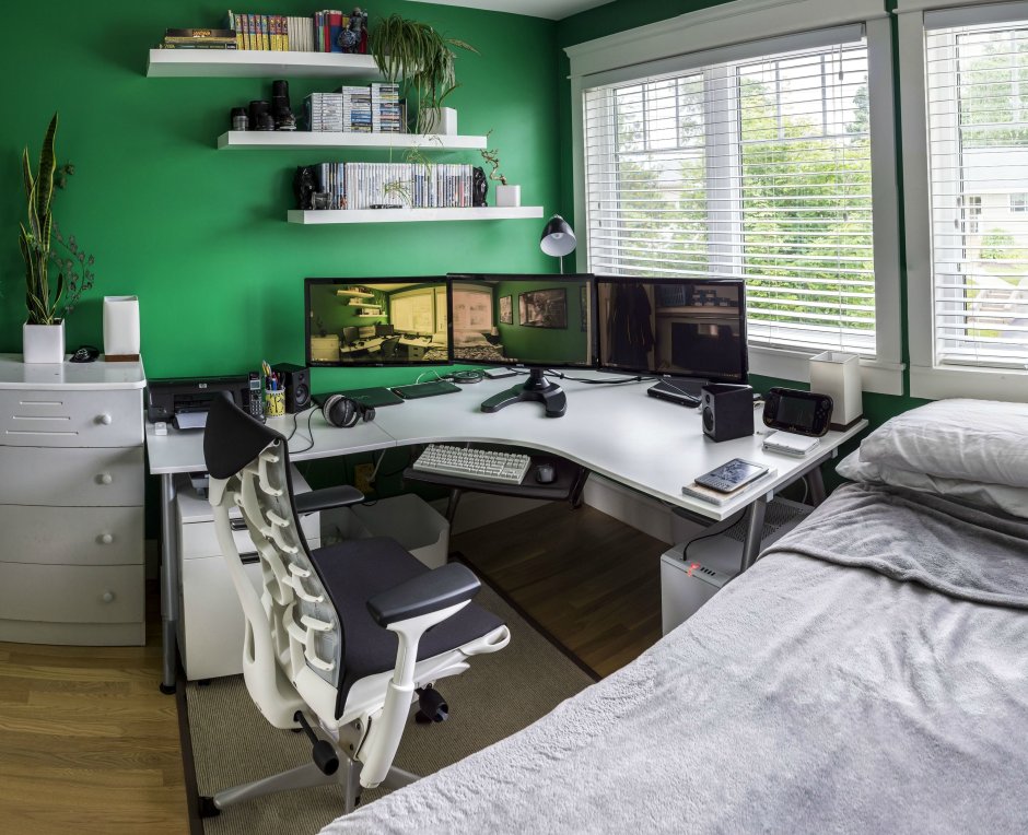 Компьютерный стол в спальне