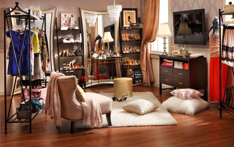 Гардеробная с женскими вещами