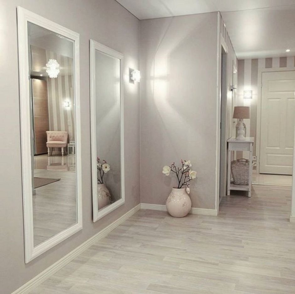 Светлые стены в коридоре