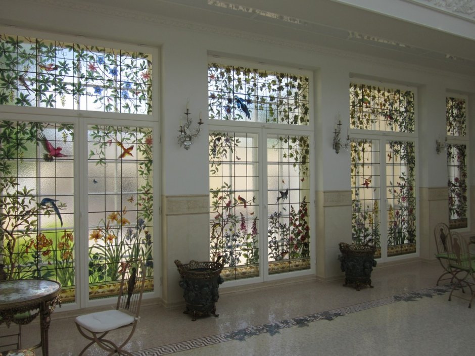 Дом с витражными окнами