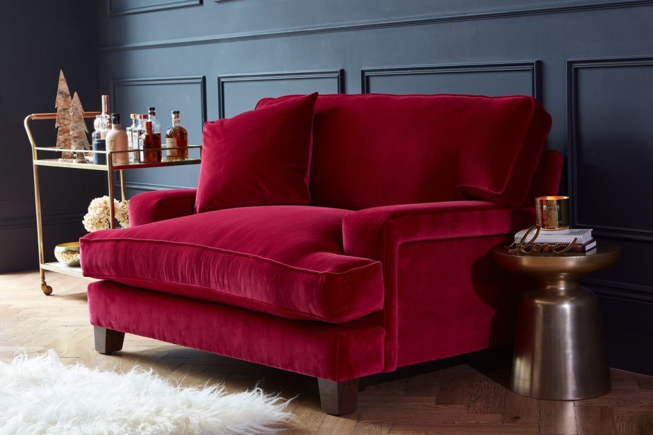 Красный велюровый диван
