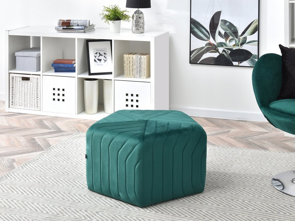 Кресло в интерьере гостиной