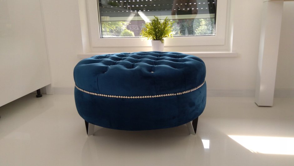 Круглый пуфик в интерьере