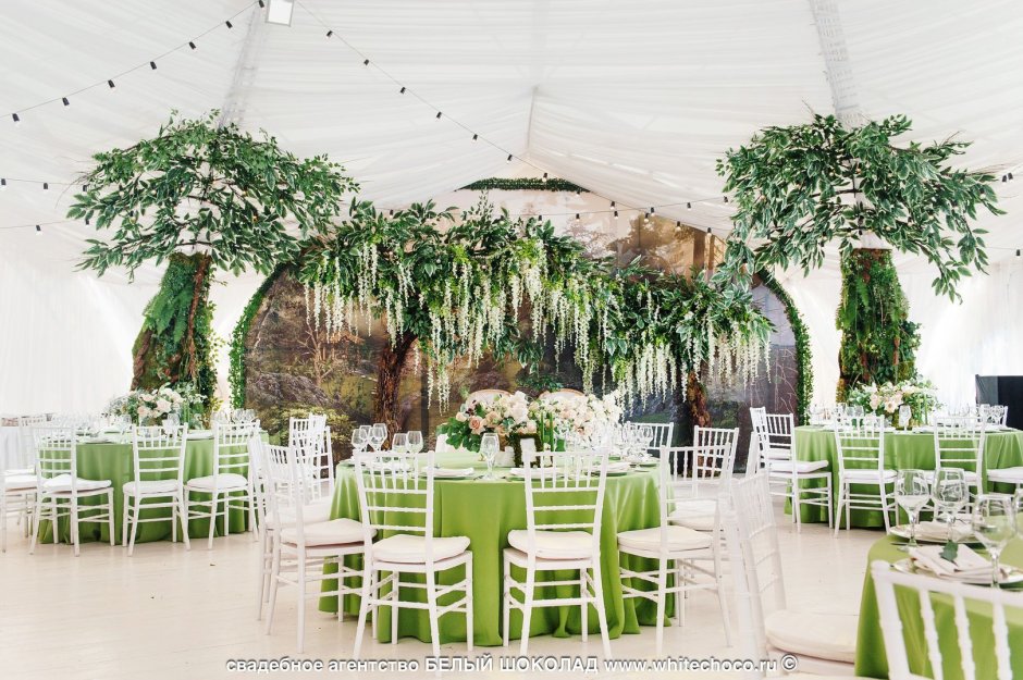 Декор свадебного шатра в зеленом цвете