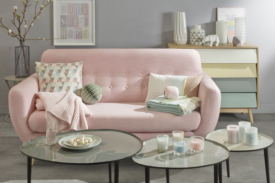 Нежно розовый диван