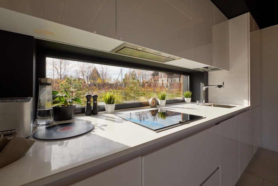 Светлая кухня с темным фартуком