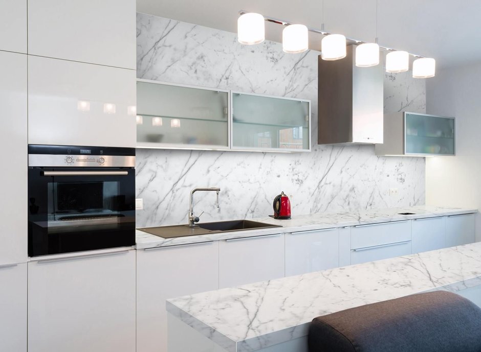 Белая кухня с деревянной столешницей