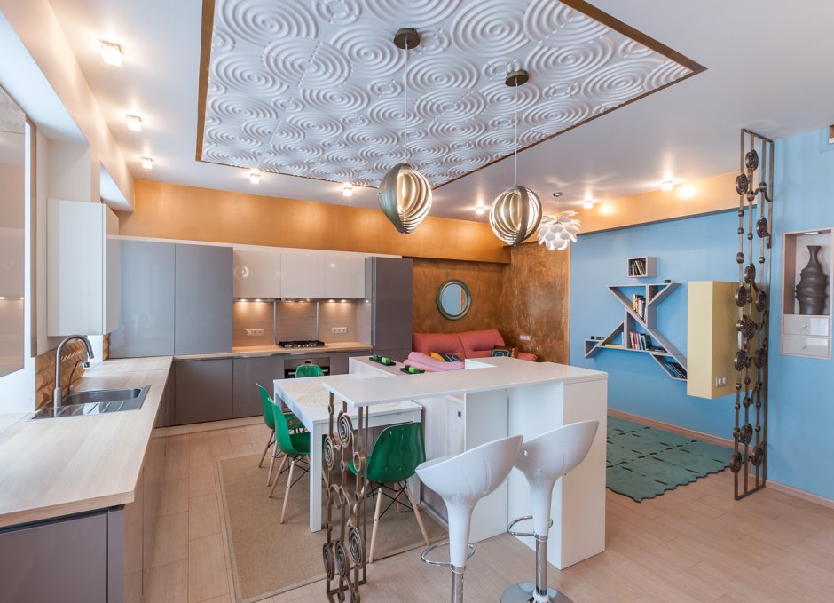 Интерьер потолка на кухне