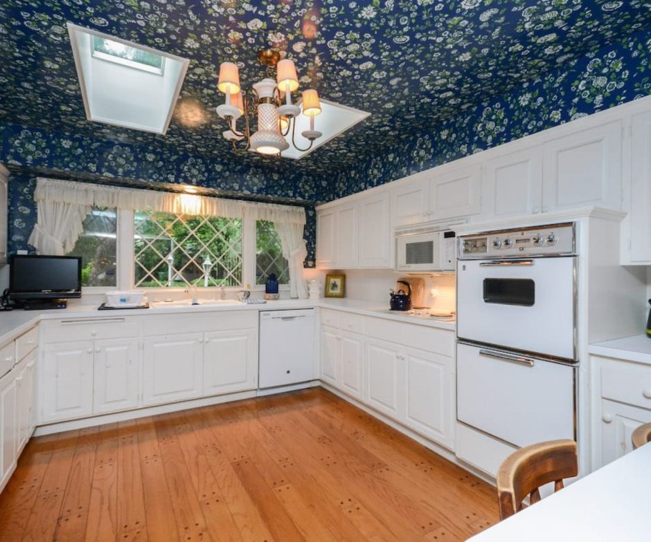 Потолок на кухне из обоев