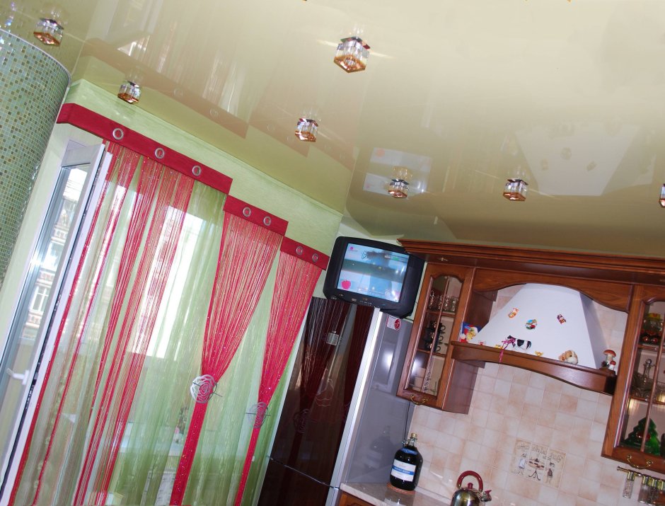 Натяжной потолок на кухню маленькую