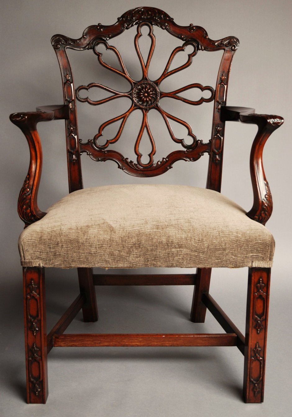 Старинный стул Чипиндей