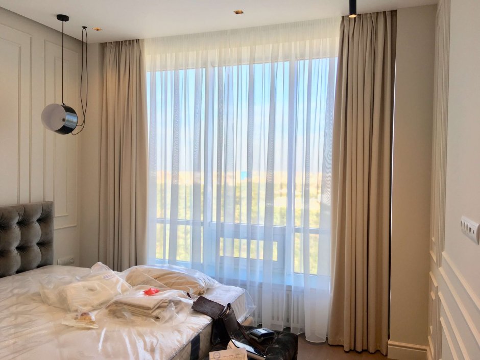 Штора с одной стороны окна в современном интерьере