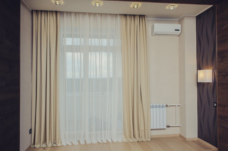 Шторы для гостиной в современном стиле в бежевых тонах