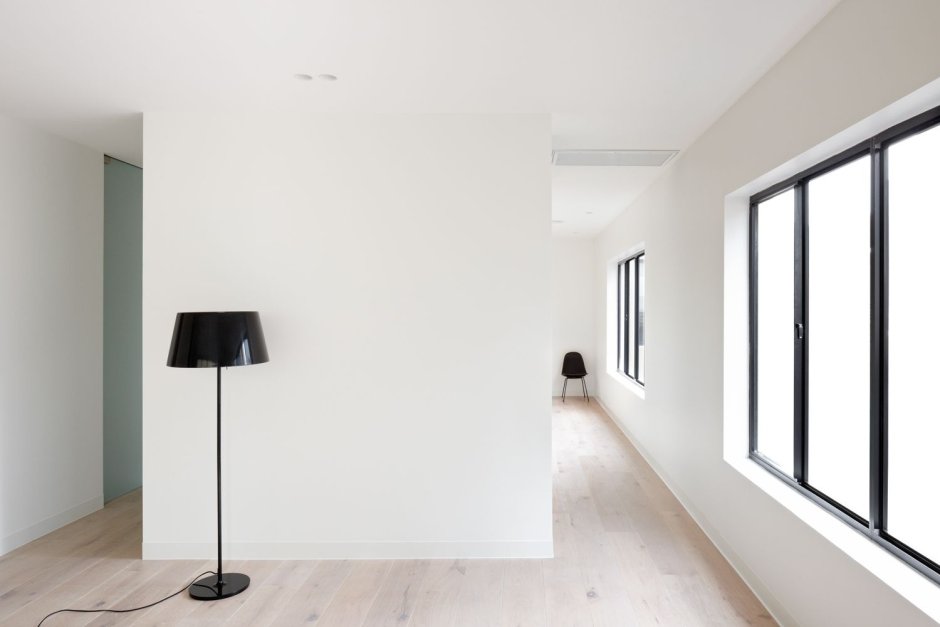 Широкий плинтус в интерьере