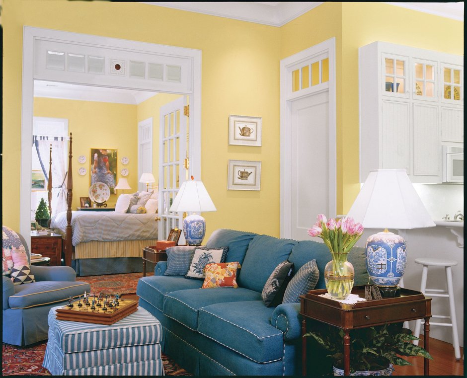 Желто синяя кухня