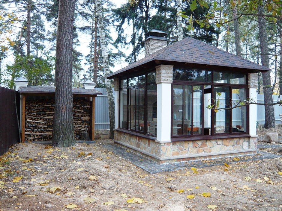 Застекленная мангальная беседка