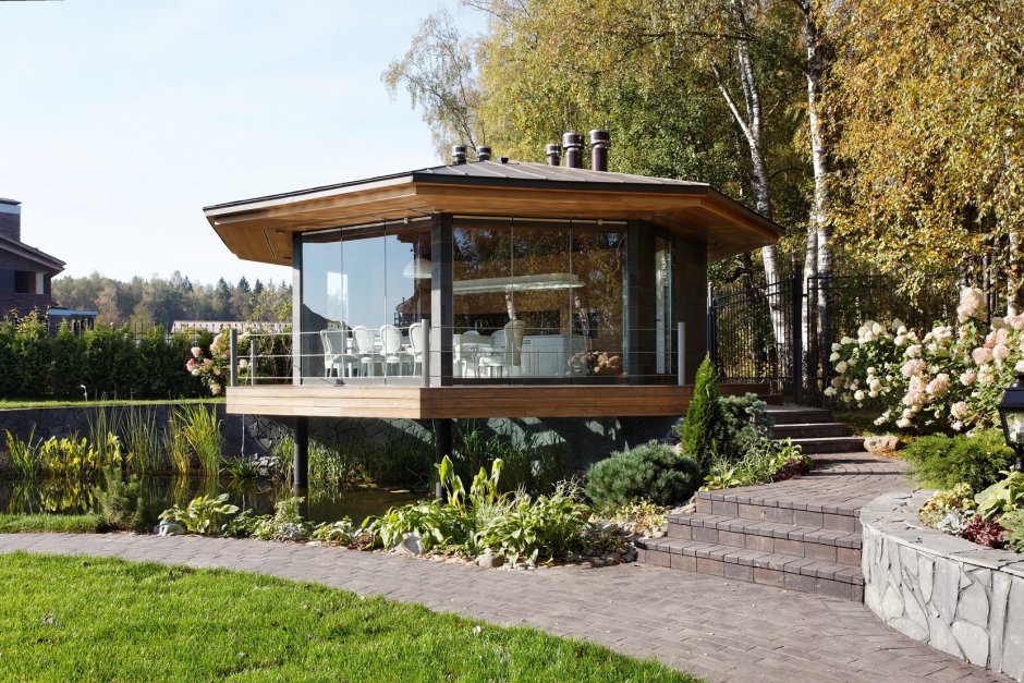 Застекленная беседка