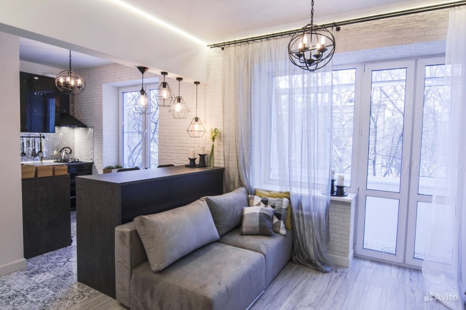 Кухня гостиная с балконной дверью