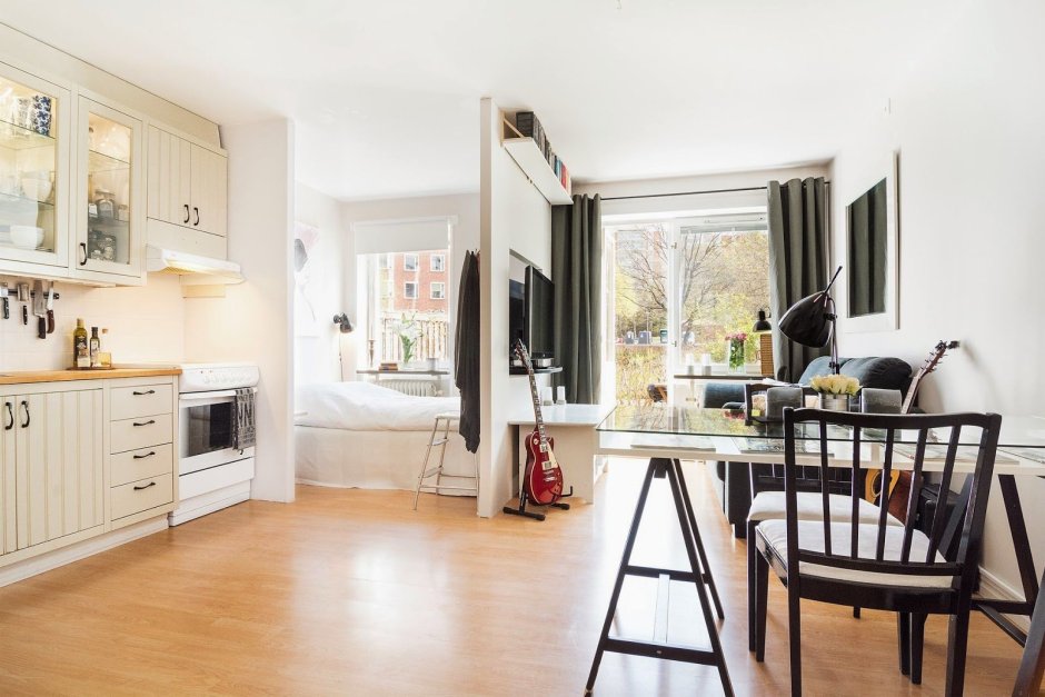 Студия с двумя окнами