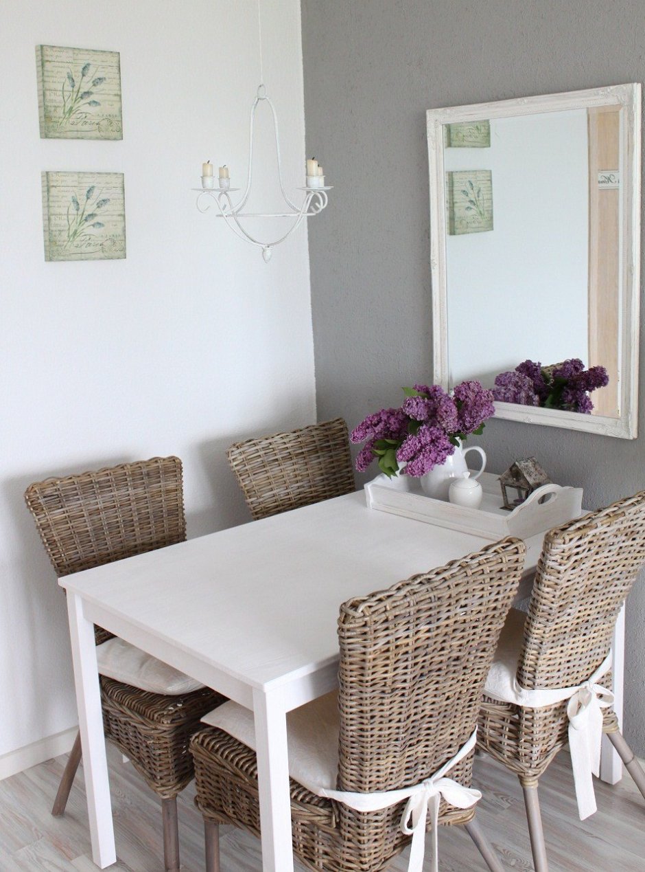 Телевизор над кухонным столом