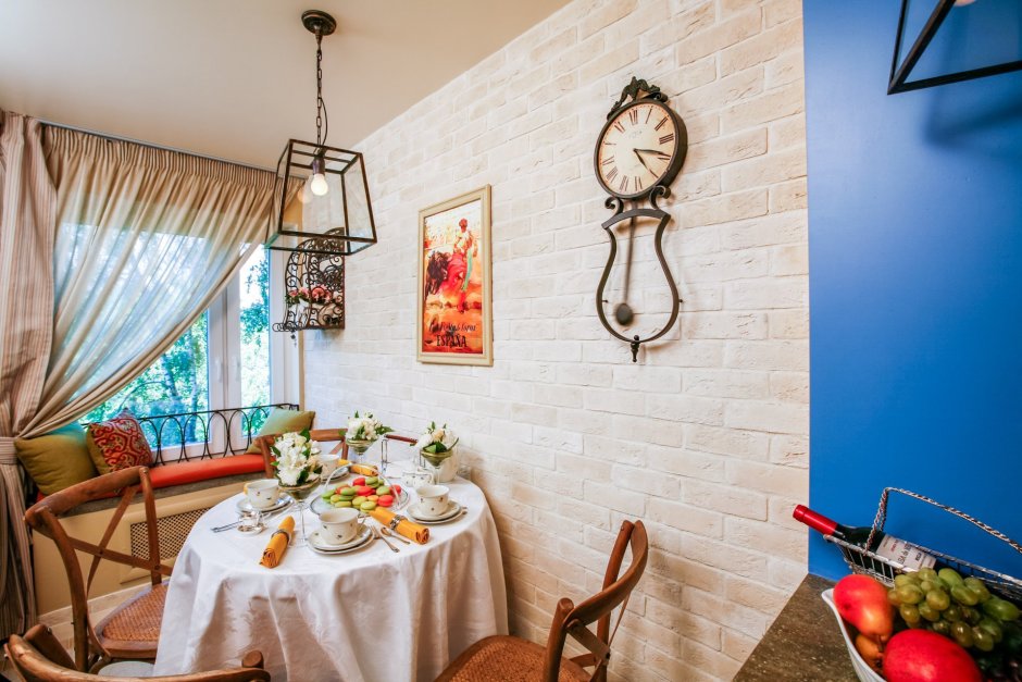 Декор стены у обеденного стола