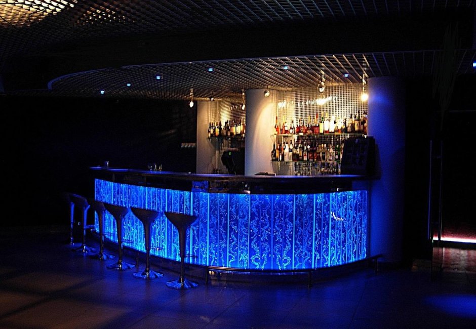 Барная стойка в ночном баре