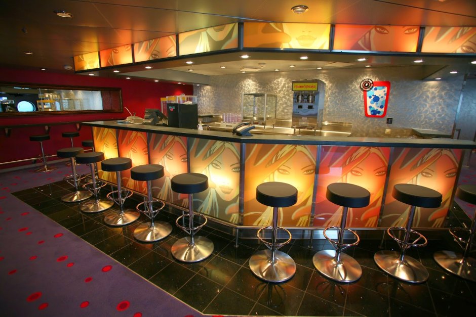 Подсветка барной стойки в баре