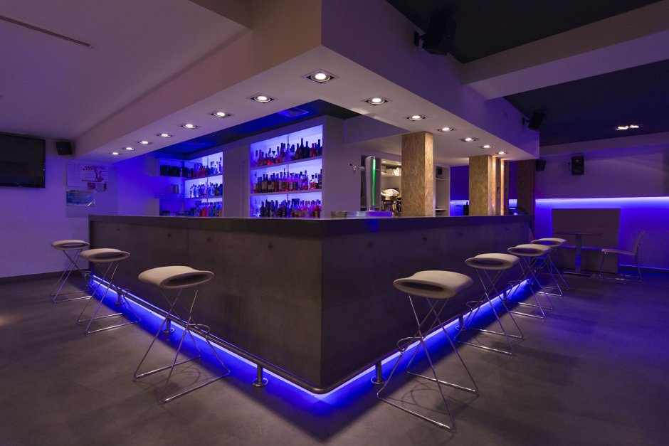 Барная стойка в лаунж кафе