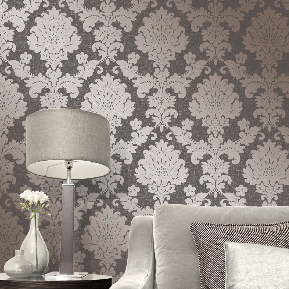 Обои с вензелями в интерьере гостиной