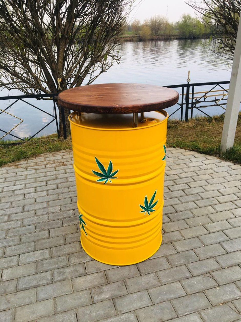 Стол из бочек металлических