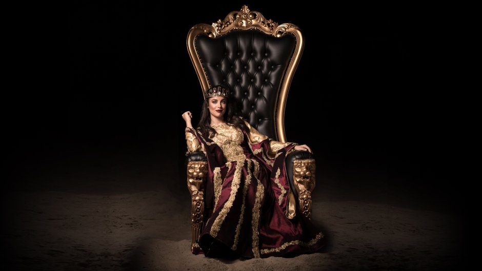 Женщина на троне